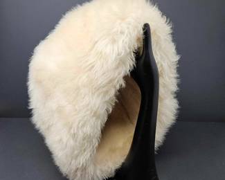  Women's Retro 1960s Style Shearling Fur Hat