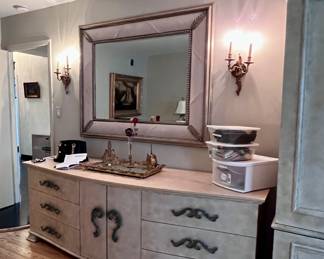 QUEEN SET WITH DRESSERS 