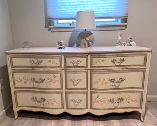 PRETTY VINTAGE DRESSER