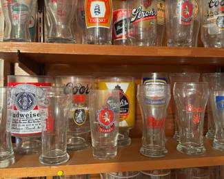 LARGE SELECTION OF VINTAGE MUGS AND GLASSES