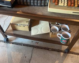 LITTLE CASTORED TABLE