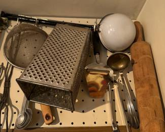 SELECTION OF KITCHEN UTEMSILS