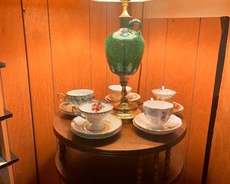DRUM TABLE AND WONDERFUL VINTAGE CRACKLE GLASS LAMP AND SHADE