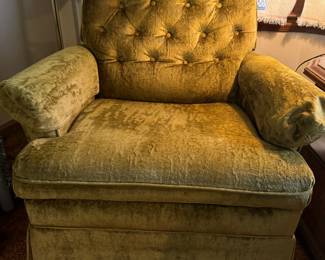 VINTAGE GOLD VELVET CHAIR