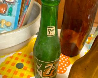 ANTIQUE 7 UP BOTTLE