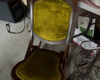 ANTIQUE NURSING ROCKER