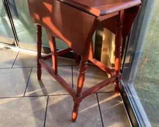Drop Leaf Accent Table $ 60.00