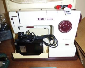 Pfaff 1222 SE Sewin Machine with case