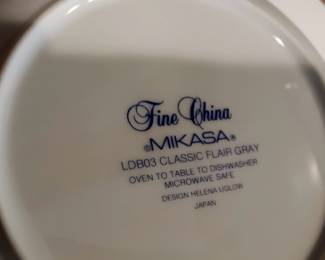 Neutral white and grey shades with a simple peace lilly design. Easy care makes this a great set to use everyday.