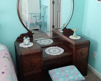 Antique dressing stand / dresser and mirror. Art Deco style and rich Wood finish, with and ornate large round mirror are in excellent condition.