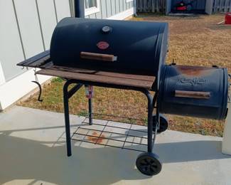 Outdoor smoker grill in good condition, at a reasonable price!
