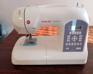 Like new Singer Stylist sewing machine.