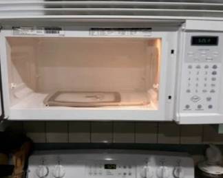 White Kenmore Elite microwave. Works well, clean inside, and reasonable price. Has unique rectangle glass tray in bottom with side to side movement.