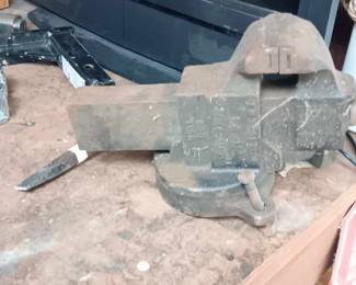 HUGE VISE