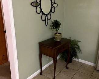 SEWING MACHINE IN CABINET