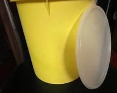 Tupperware from long ago.  Many pieces, shapes and colors. 