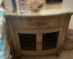 Side nightstand - matches the master bedroom set. 