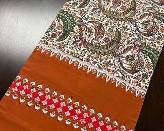 Bird motif table runner