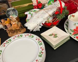 Royal Norfolk "Christmas Holly" dinner plates