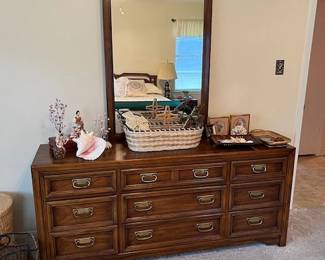 Thomasville Preferred Editions dresser with mirror