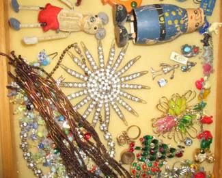 Lots of vintage jewelry