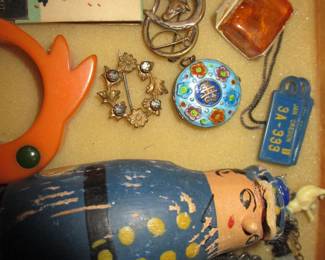 Lots of vintage jewelry