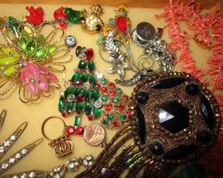 Lots of vintage jewelry
