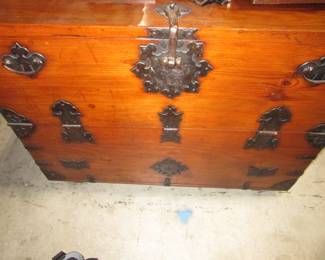 Tansu chest