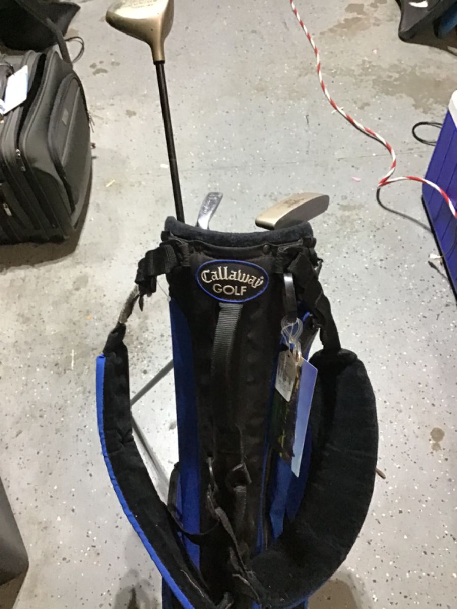Calloway Jr golf bag and 3 clubs- excellent shape