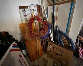 Brass stand, wreath, insulation, light up flag