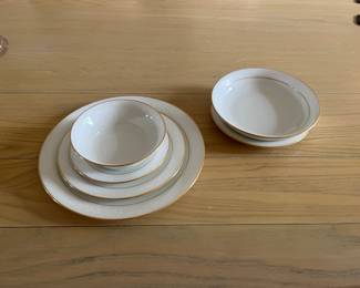 White Lace
by OXFORD (DIV OF LENOX) bone china
24 placesettings + Serving 