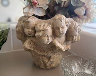 This is a vintage decorative cherub planter. An Italian, reconstituted stone jardiniere with putti portrait motif, dating to the mid 20th century, circa 1950.
