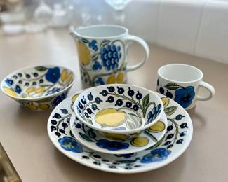 Arabia (Finland) Paratiisi 
8+ Place Settings 