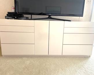 This white 1980s lacquered dresser by LANE has 9 drawers and a laminate top. 