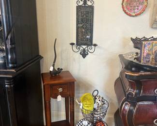 Cute accessories, love this mouse doorstop!