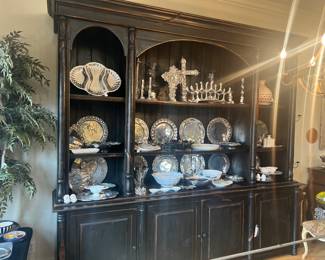 Very large scale display cabinet