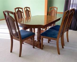 Singer Furniture Dining Set 