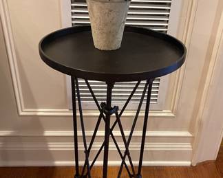 Round metal table, boxwood decor