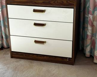 Chest and end table by Palliser   Made in the USA   outstanding condition!