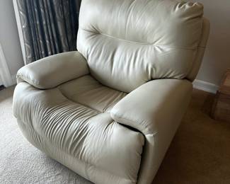 Flexsteel sleeping recliner in the softest leather, cream color 