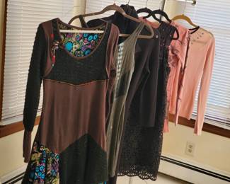(6) Tops feat. Arthur S. Levine & J. Crew
Beautiful patch work dress. Factory by Eric Hart sized 8. Tahari by Arthur S Levine sized small. J Crew lace style transparent black dress sized 10. American Twist Los Angelas sized small. Charlotte sized large.