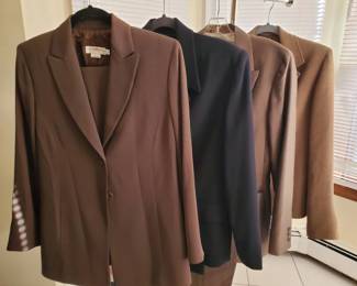 (4) Garfield & Mark Jackets With (4) Pants
Garfield & Marks Jillian Pant Sized 6. Garfield and Marks RiRi zip up jacket sized 8. Garfield and Marks Kojack Trousers sized 4 and Monique Skirt sized 6. Garfield and Marks Brandi JKT. Updated Boot Cut Paisley Womyn pants sized 6. Alex Garfield jacket sized 10. Garfield & Marks Kojack Pants sized 6 with tag still attached. Garfield and Marks 2 button jacket sized 6.