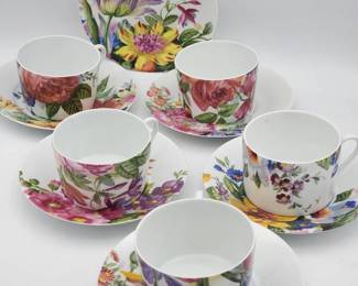 (5) Bill Goldsmith Alice Cups with Saucers
Four Alice plates and cups by Bill Goldsmith with slightly different floral designs. An extra fifth plate included without cup. 4/5 marked 1986. Porcelain from France.