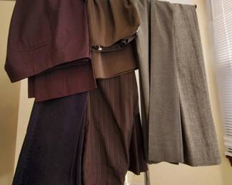 (6) Pairs Of Pants Size 6 feat. New Frontier, For All Mankind, Geoffrey Beene
Variety of pant fabrics and brands include - New Frontier pants sized 6, Geoffrey Beene pants sized 6, For All Mankind bell bottom pants size tag was not noticed, and Womyn slacks sized 6.