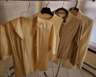 (4) Beige Tops feat. Garfield & Marks, Paul Alexander
Variety of shirts and one Garfield & Marks coat with matching skirt. Tops include brands like - Paul Alexander silk top, Swe shirt sized large, Gramercy Park sized medium, Garfield and Marks size 8.
