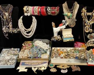 LARGE COLLECTION COSTUME JEWELRY
