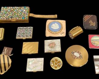 COLLECTION (14) VINTAGE POWDER COMPACTS STRATTON/WEDGWOOD, EVANS, ELGIN
