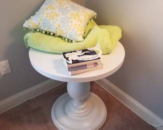 Round center pedestal accent table by Howard Miller