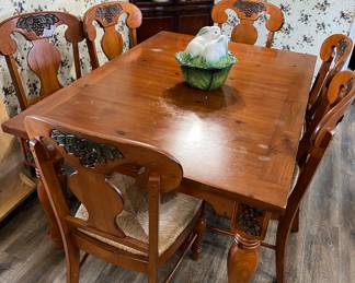 Oak table with grape motif, includes 6 chairs and 1 leaf