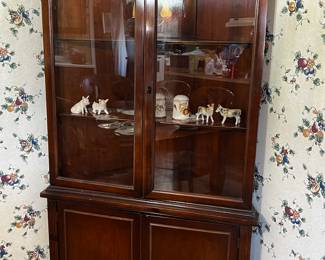 Corner curio cabinet